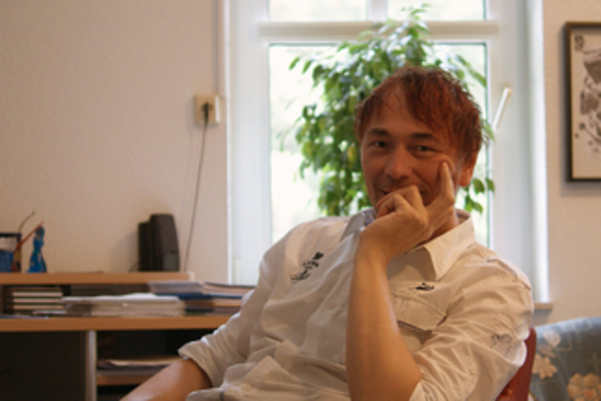 Andreas Wotte Landescodierbeauftrager sitzt am Schreibtisch