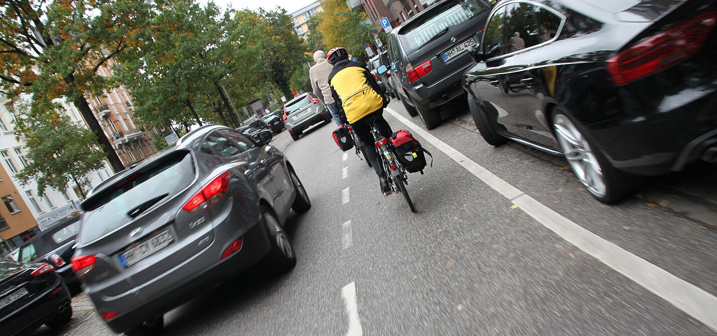Radfahren in der Dooring-Tone Radfahrer wird mit weniger als 1,5 Meter Abstand überholt