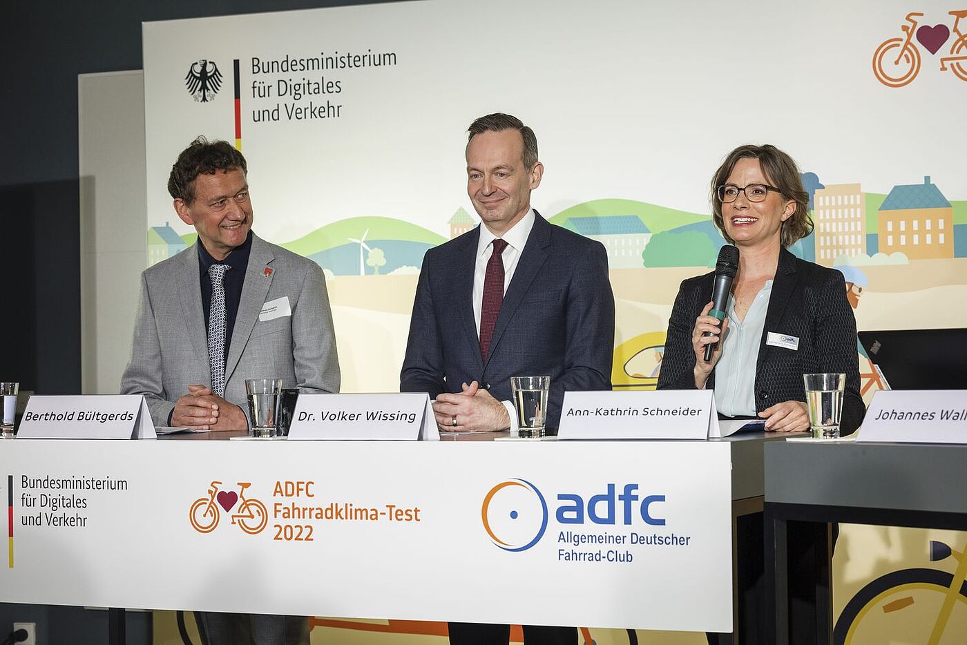 Auf der Pressekonferenz zum ADFC-Fahrradklima-Test 2022 stand auch Wettringens Bürgermeister Berthold Bültgerds neben Bundesverkehrsminister Wissing und ADFC-Bundesgeschäftsführerin Schneider für Fragen parat.