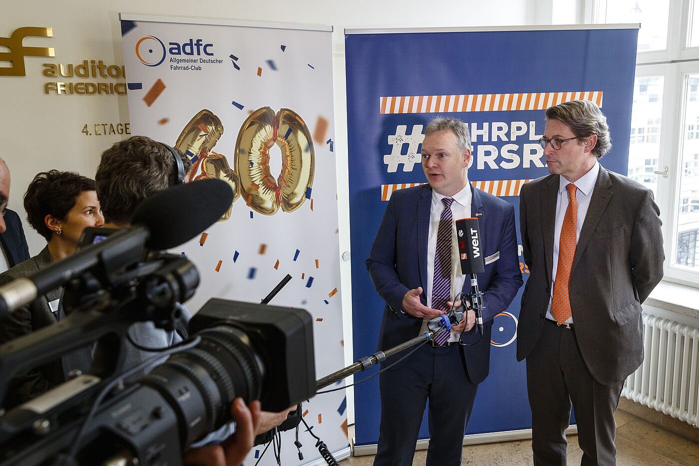 Nach seiner Rede stand Bundesverkehrsminister Scheuer, hier mit Burkhard Stork, noch der Presse für Fragen zur Verfügung.