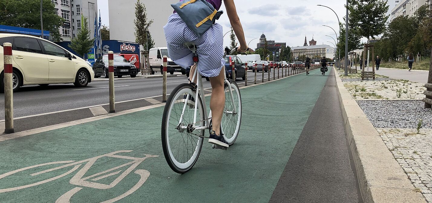 Frau auf geschütztem Radfahrstreifen