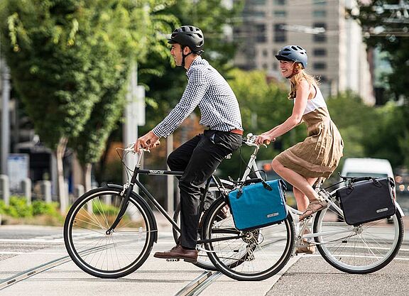 Runde Rücken beim Radfahren: besser vermeiden und die Tipps vom ADFC beherzigen. Runde Rücken beim Radfahren: besser vermeiden und die Tipps vom ADFC beherzigen.